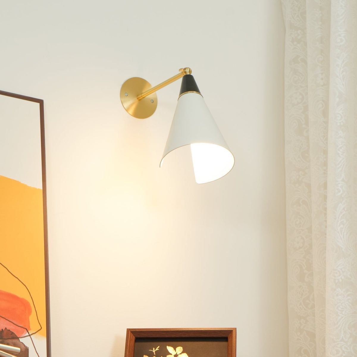 Orieiella zeitgenössische minimalistische Wandleuchte aus Messing