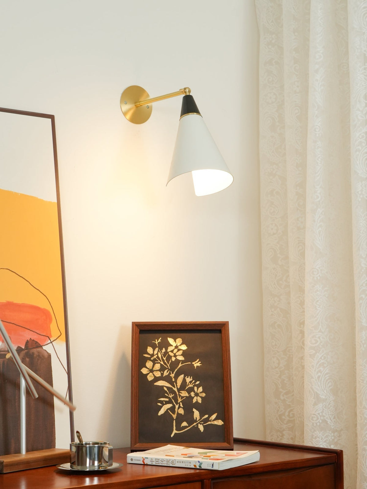 Orieiella zeitgenössische minimalistische Wandleuchte aus Messing