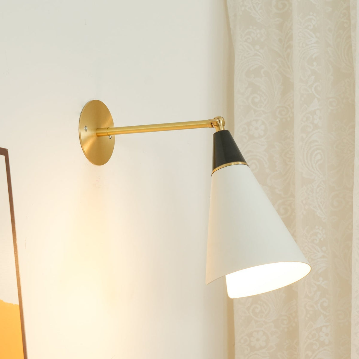 Orieiella zeitgenössische minimalistische Wandleuchte aus Messing