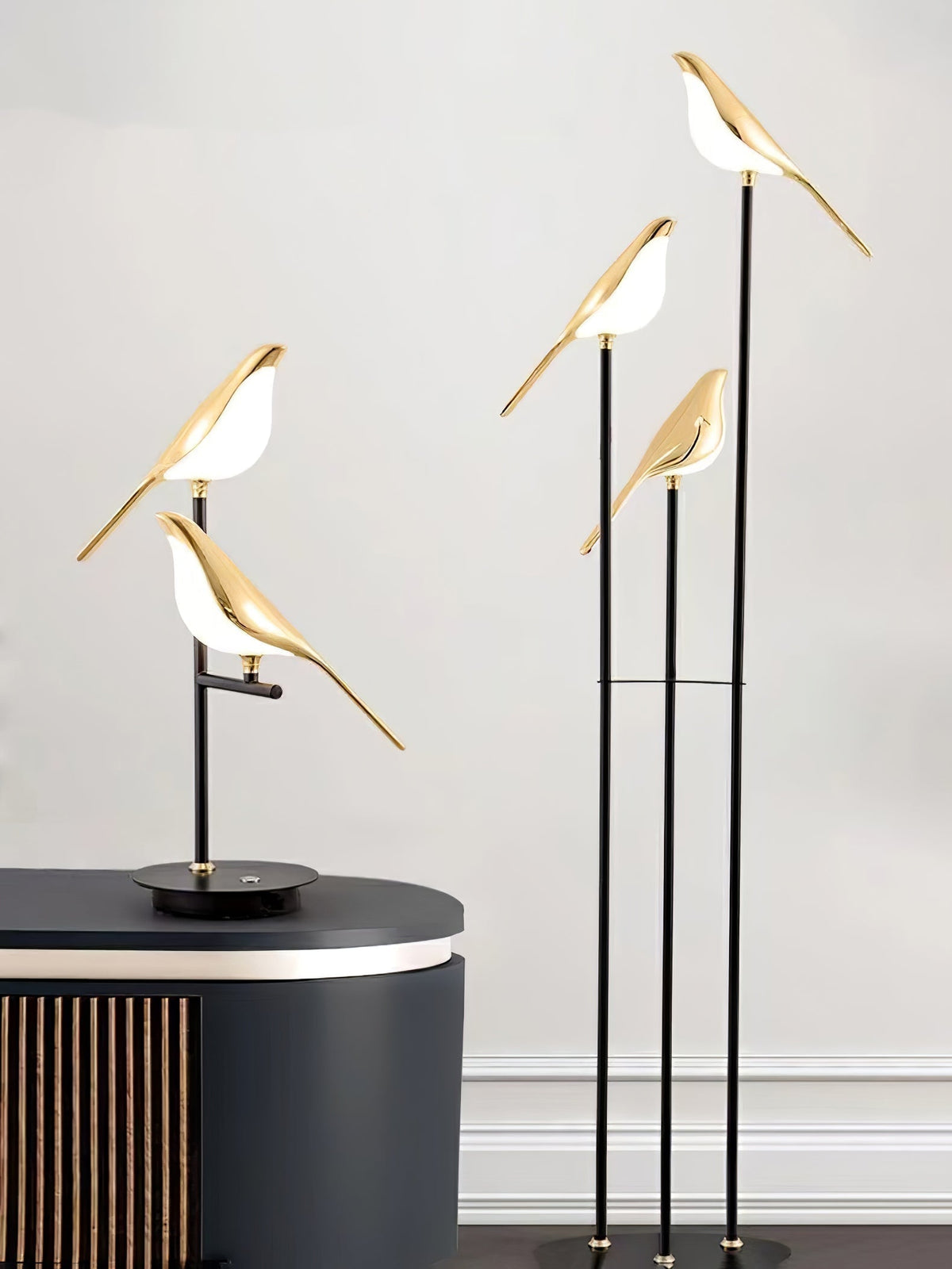 Velare Acryl-Tischlampe mit verspieltem Lampenschirm