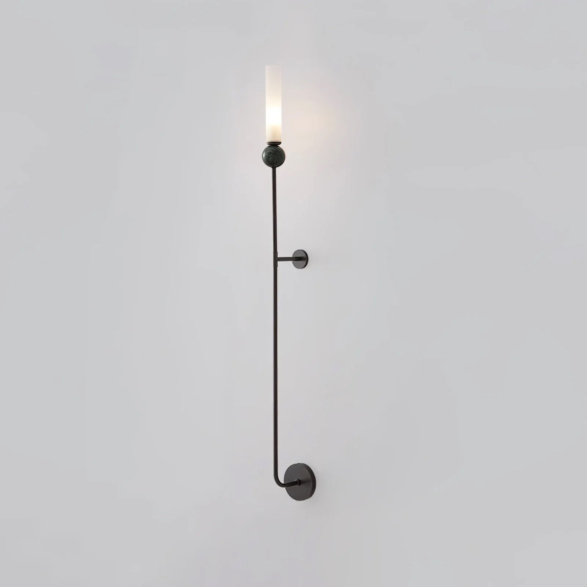 Dulane zeitgenössische minimalistische vertikale Wandleuchte aus Marmor