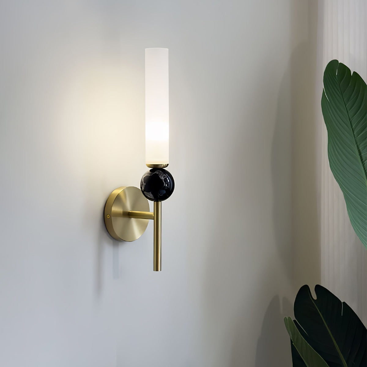 Dulane zeitgenössische minimalistische vertikale Wandleuchte aus Marmor