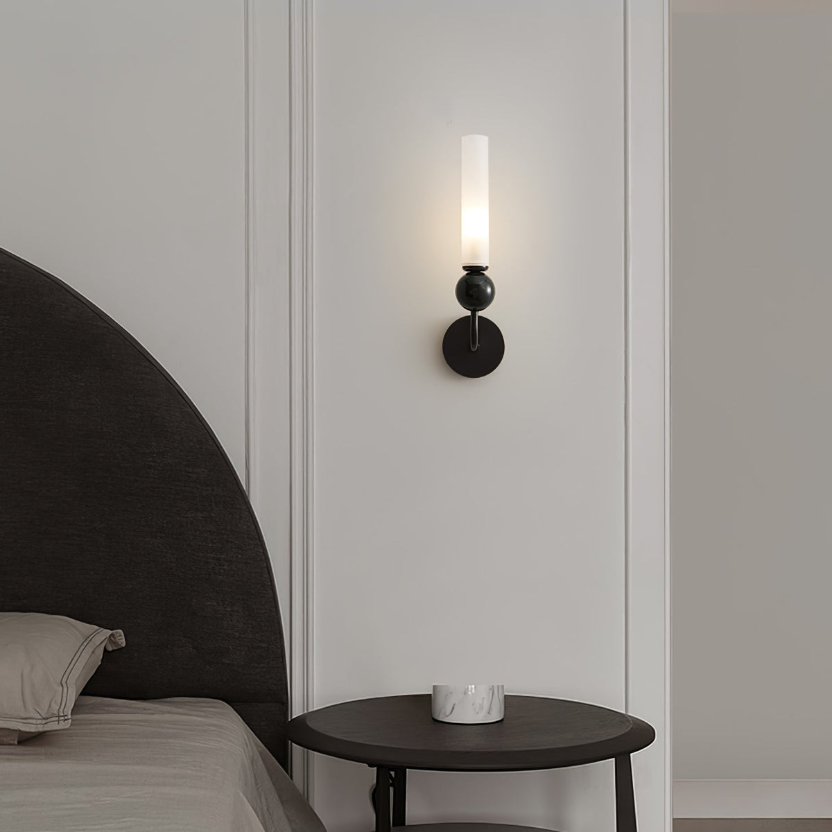 Dulane zeitgenössische minimalistische vertikale Wandleuchte aus Marmor
