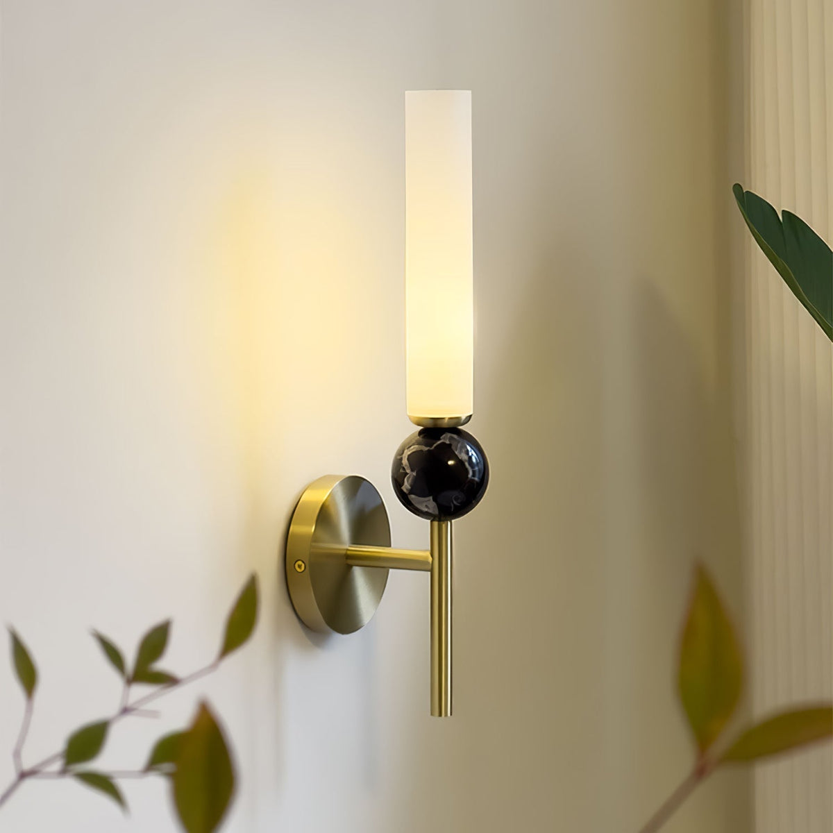 Dulane zeitgenössische minimalistische vertikale Wandleuchte aus Marmor