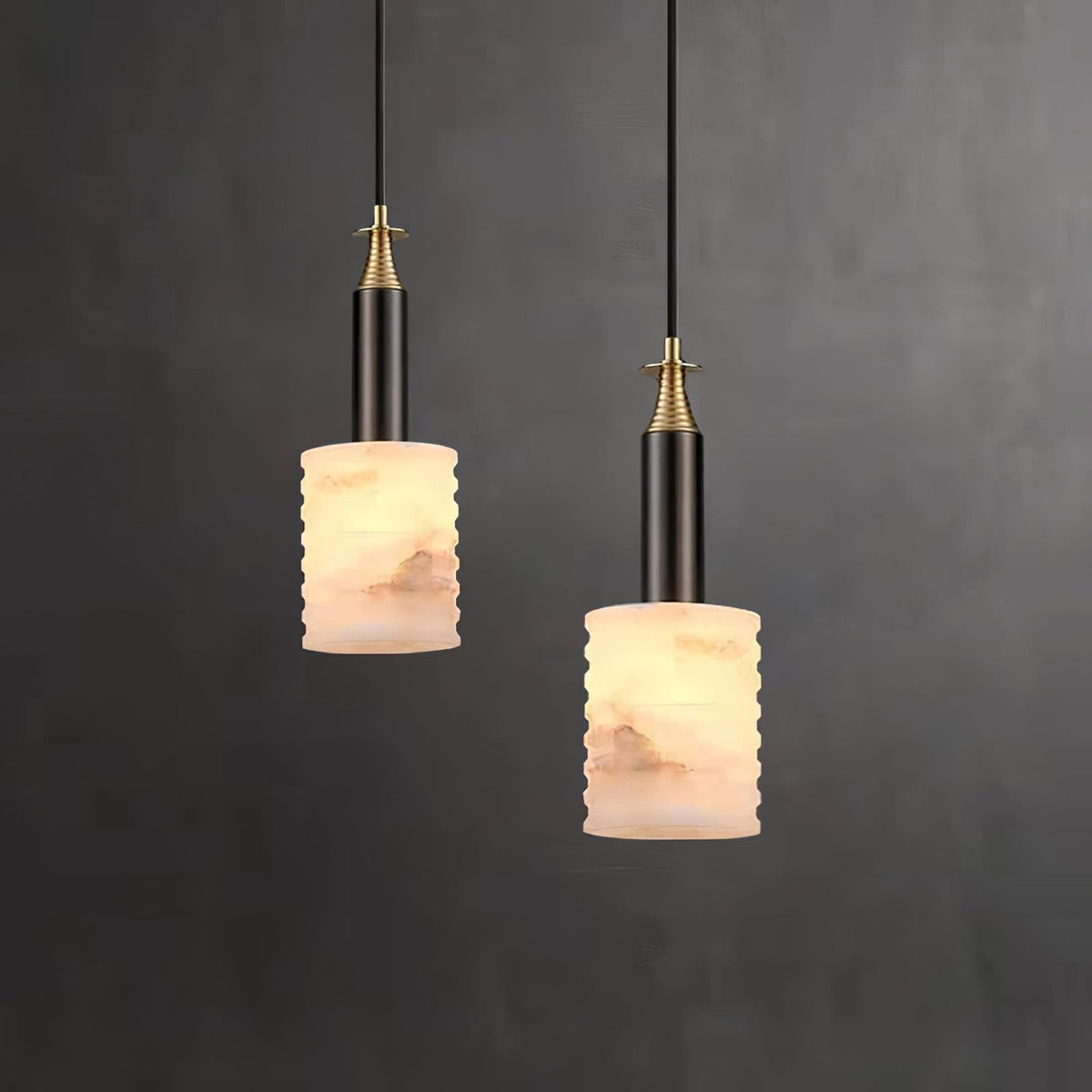 Alabaster-Pendelleuchte mit geripptem Zylinder