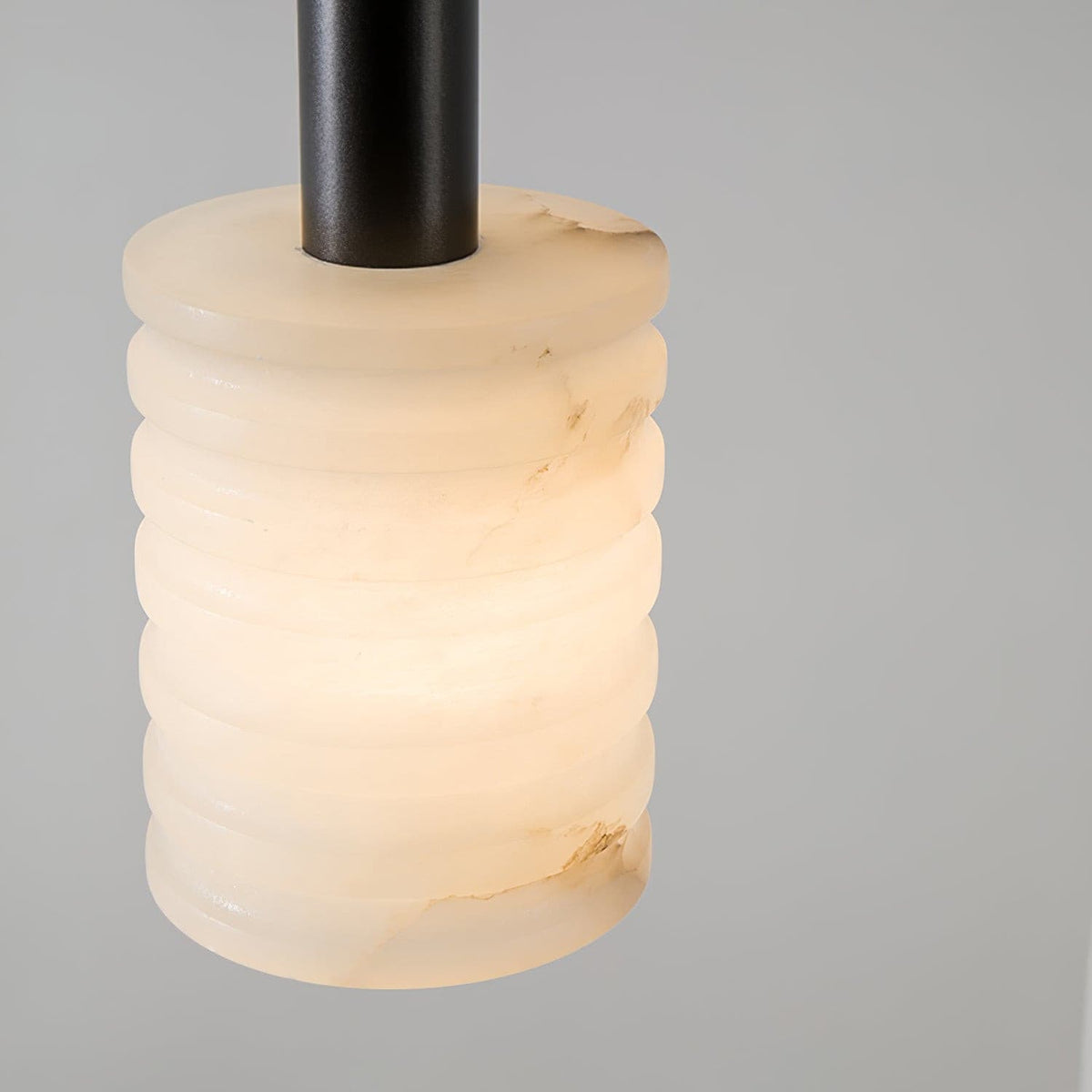 Alabaster-Pendelleuchte mit geripptem Zylinder