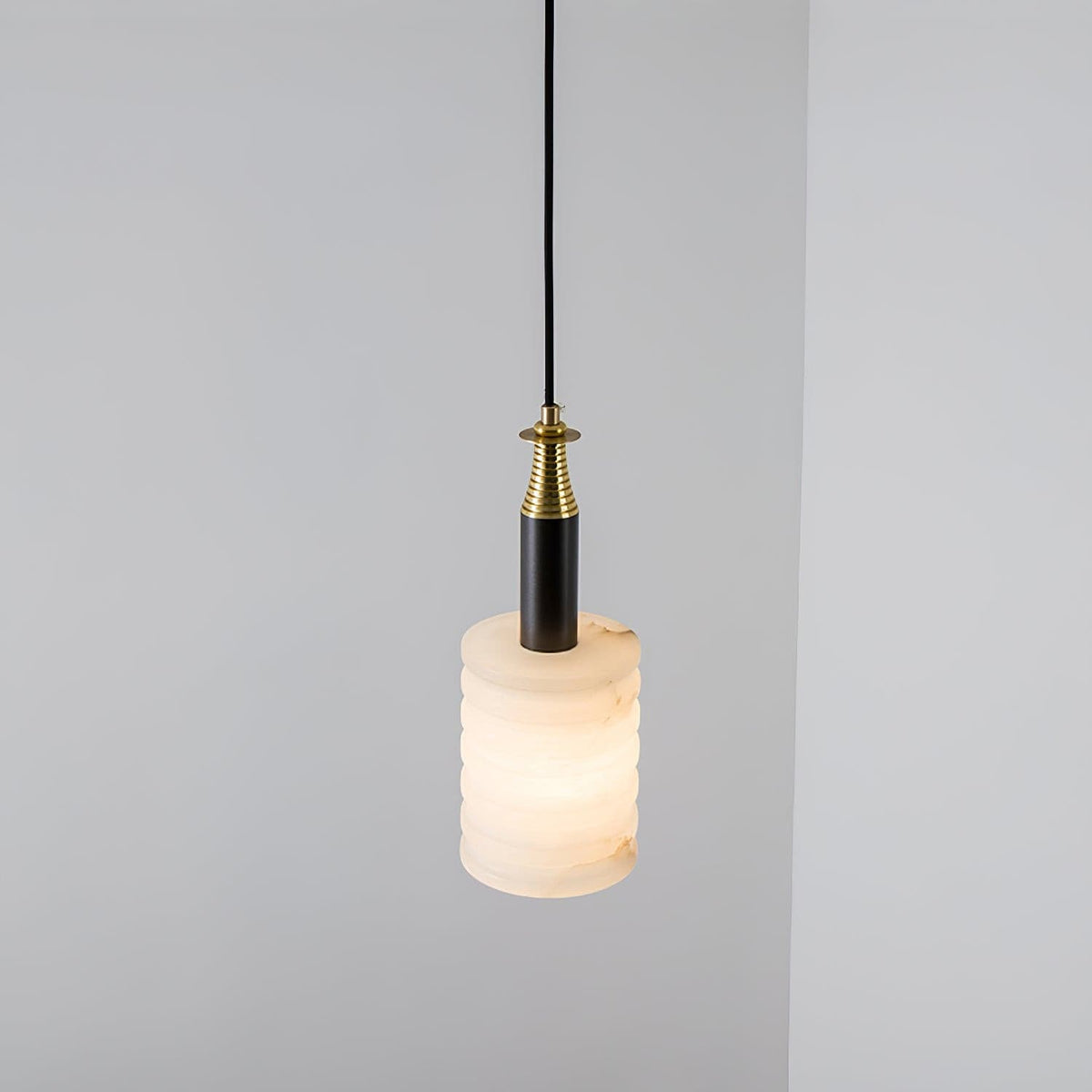 Alabaster-Pendelleuchte mit geripptem Zylinder
