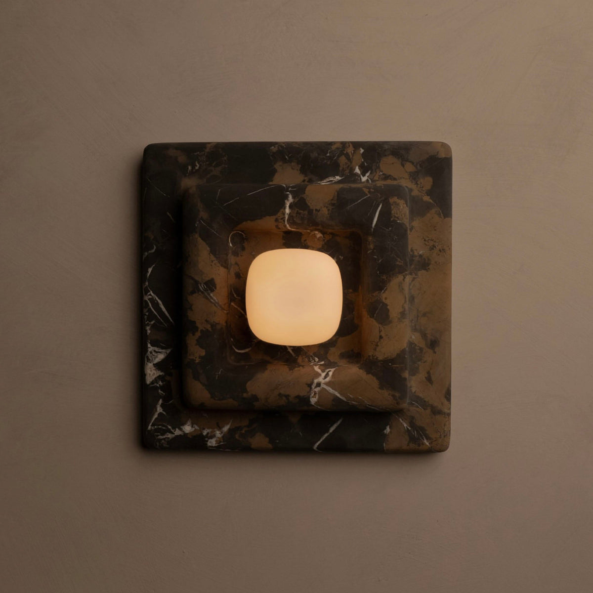 Ziv Wandleuchte aus Marmor in quadratischer Form mit mehreren Schichten