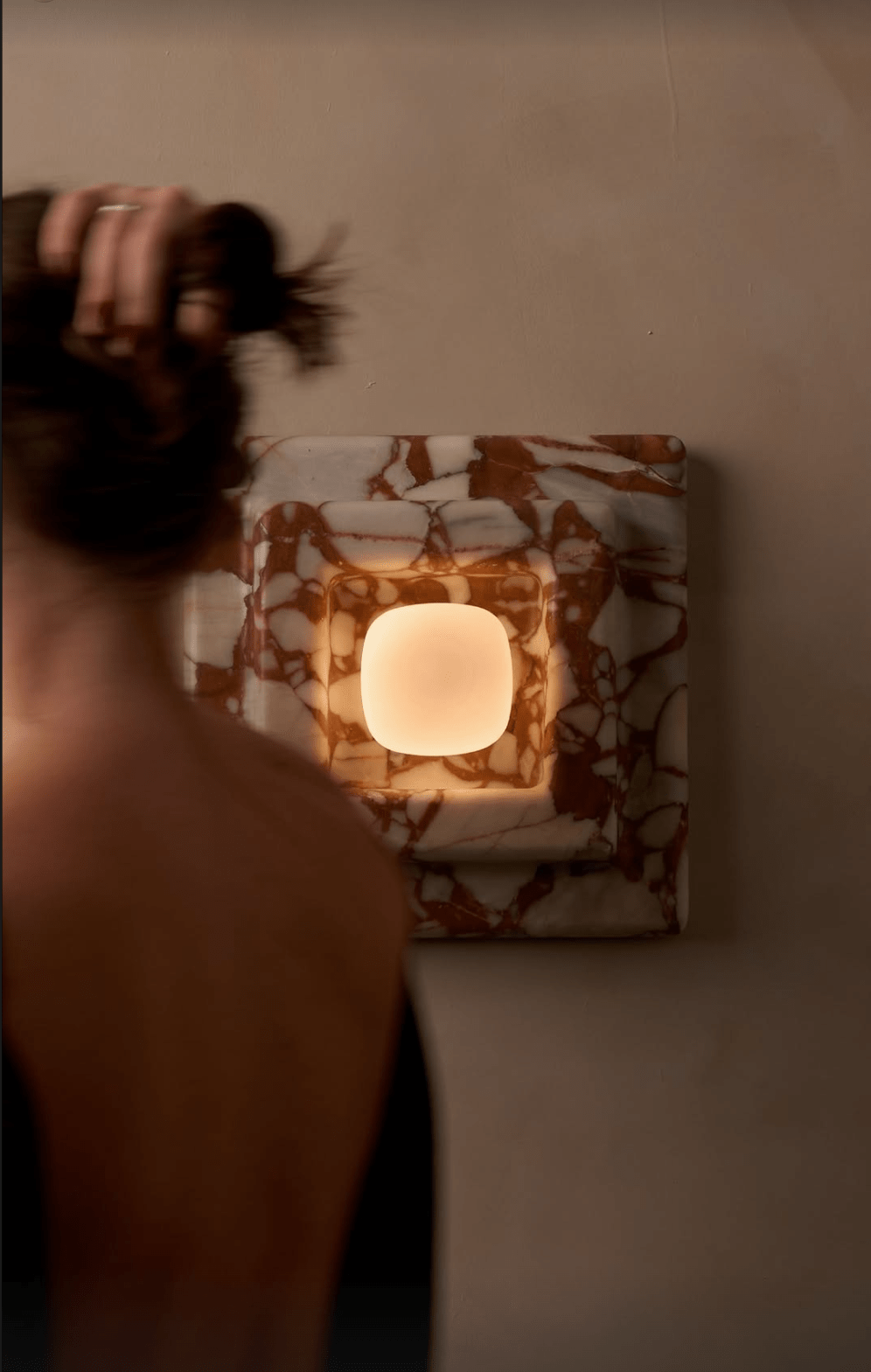 Ziv Wandleuchte aus Marmor in quadratischer Form mit mehreren Schichten