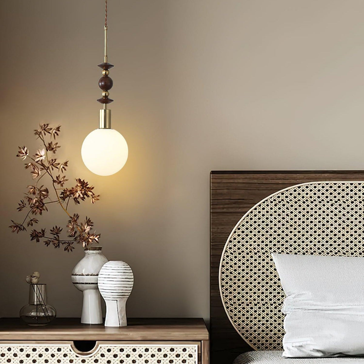Norn Vintage-Globus-Pendelleuchte mit Holzperlen