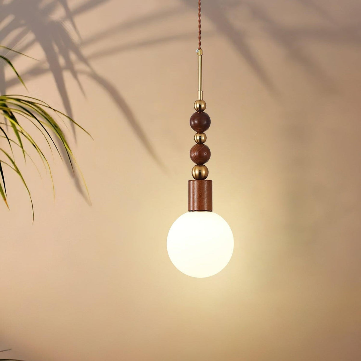 Norn Vintage-Globus-Pendelleuchte mit Holzperlen