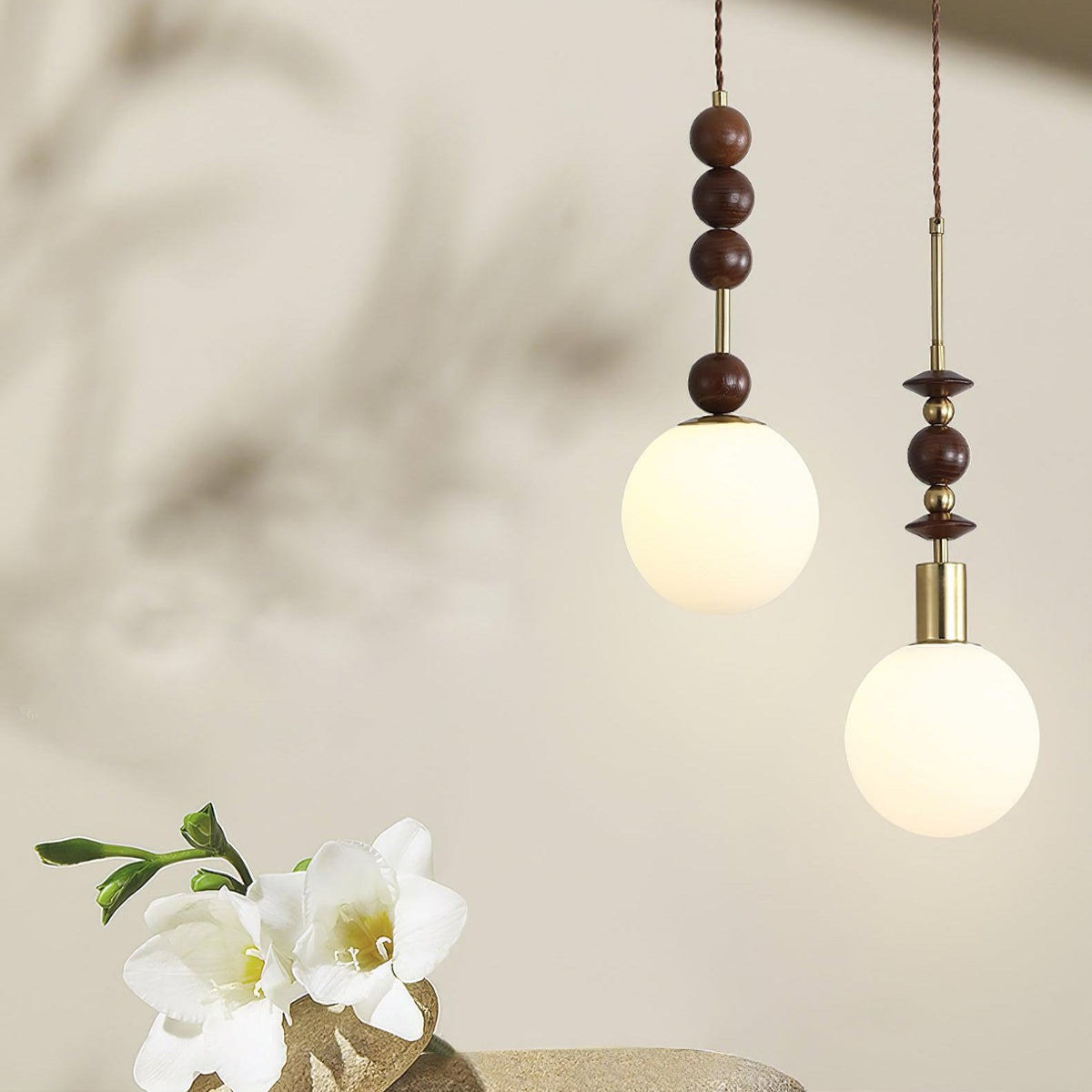 Norn Vintage-Globus-Pendelleuchte mit Holzperlen
