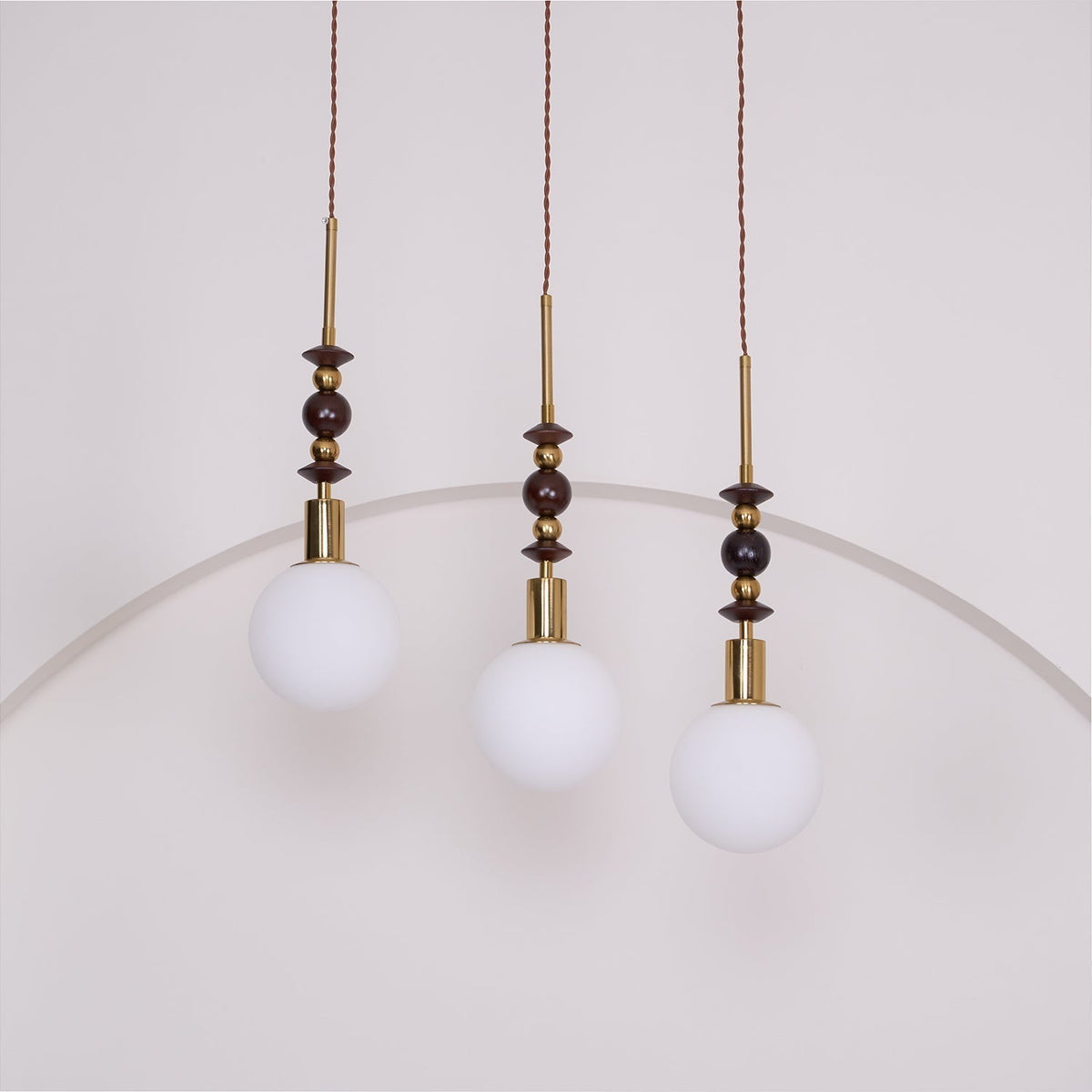 Norn Vintage-Globus-Pendelleuchte mit Holzperlen