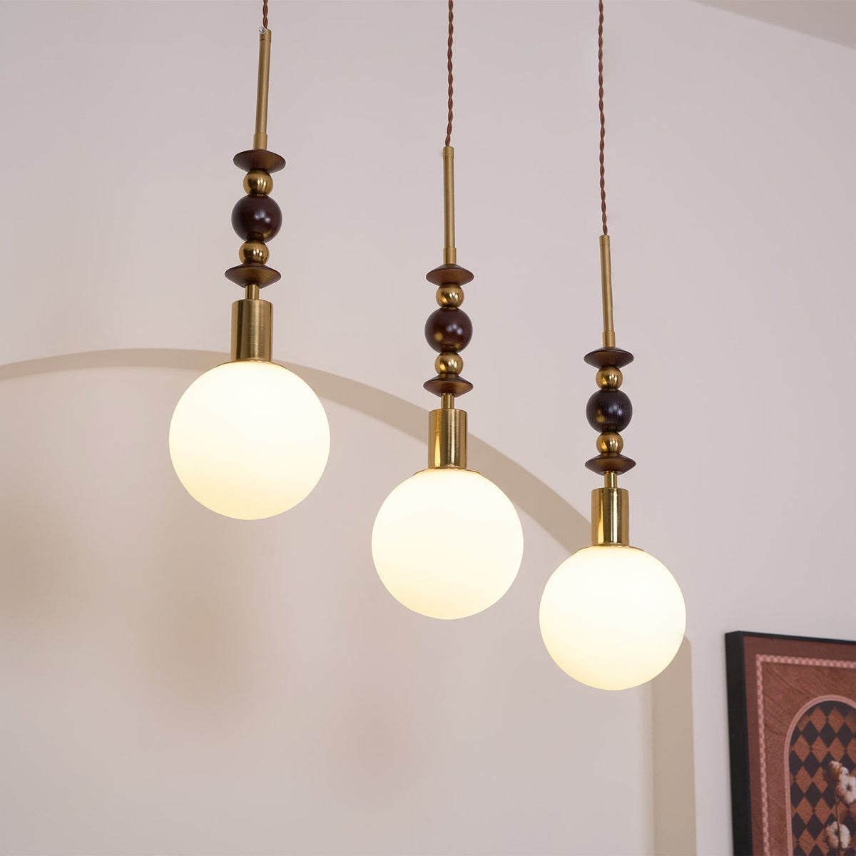 Norn Vintage-Globus-Pendelleuchte mit Holzperlen