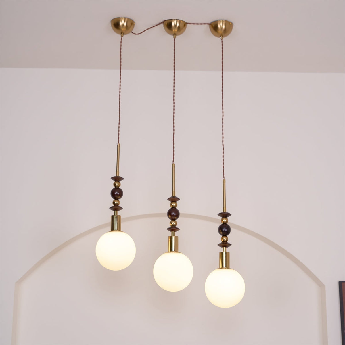 Norn Vintage-Globus-Pendelleuchte mit Holzperlen