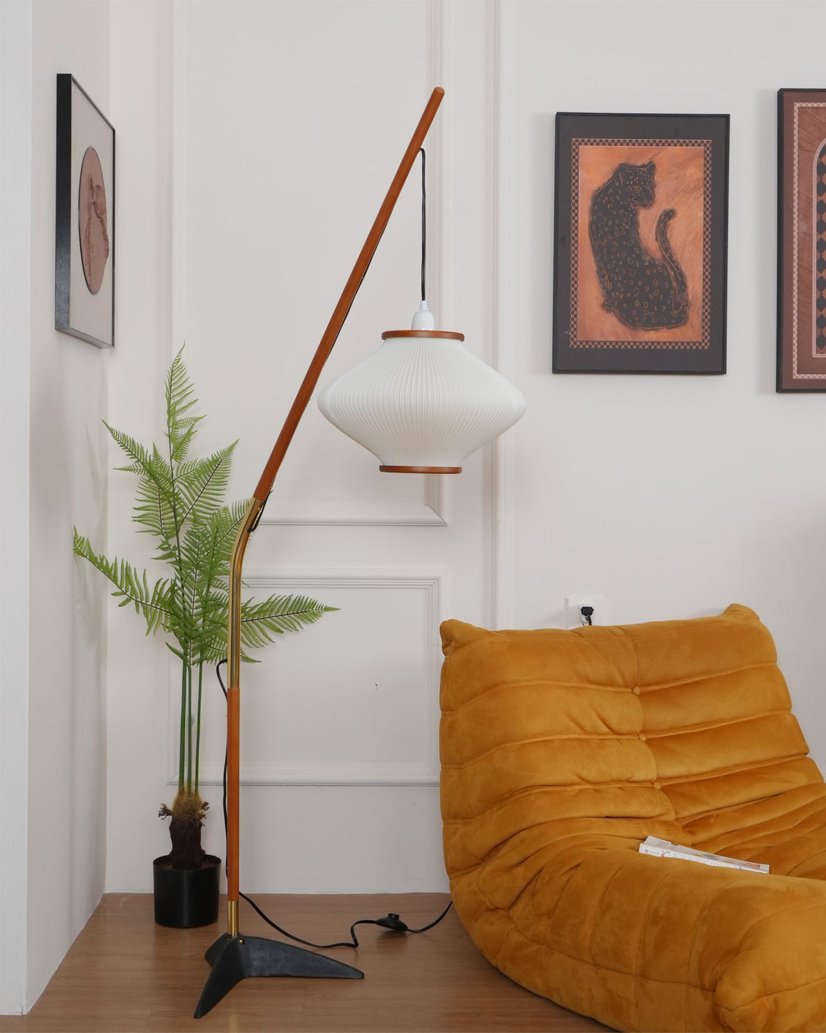 Ervenil Mid-Century-Stil Stehleuchte aus Holz und Glas