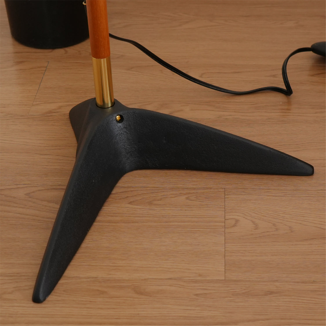 Ervenil Mid-Century-Stil Stehleuchte aus Holz und Glas