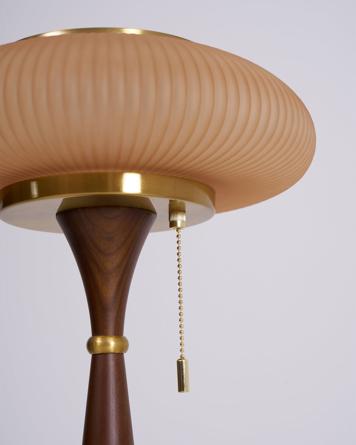 Vevelo Tischleuchte aus Holz im Vintage-Stil