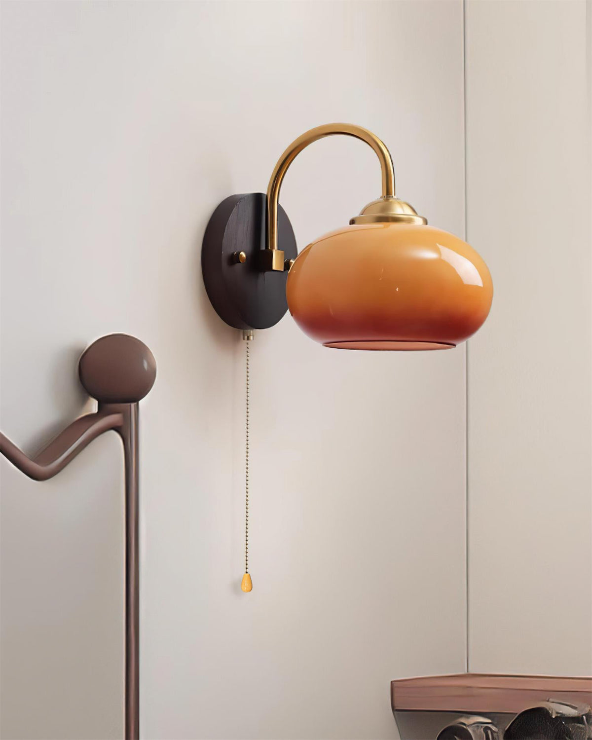 May Wandleuchte mit gebogenem Arm und Kuppel aus Glas im Vintage-Stil