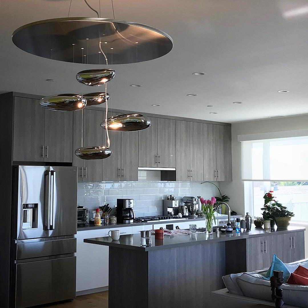 Orinanelle Kronleuchter aus Aluminium mit skulpturaler Kieselsteinform