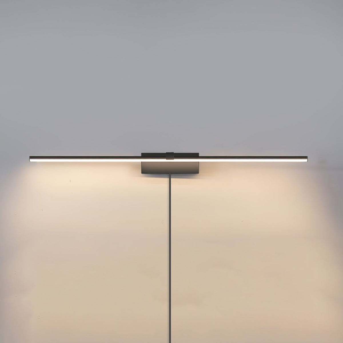 Rivoaria lineare Wandleuchte mit Stecker in Spiegelfinish