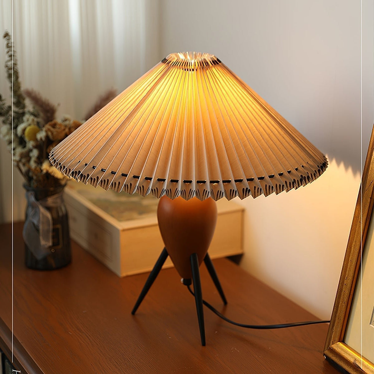 Elyse Tischleuchte aus Holz und Stoff im Retro-Stil