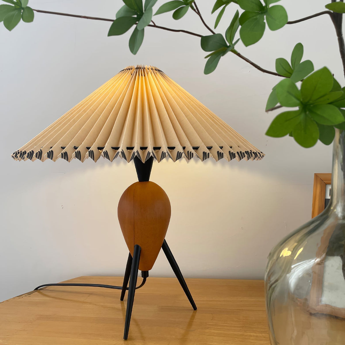 Elyse Tischleuchte aus Holz und Stoff im Retro-Stil