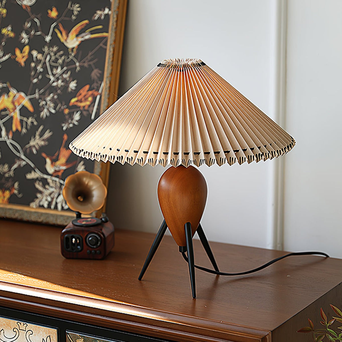 Elyse Tischleuchte aus Holz und Stoff im Retro-Stil