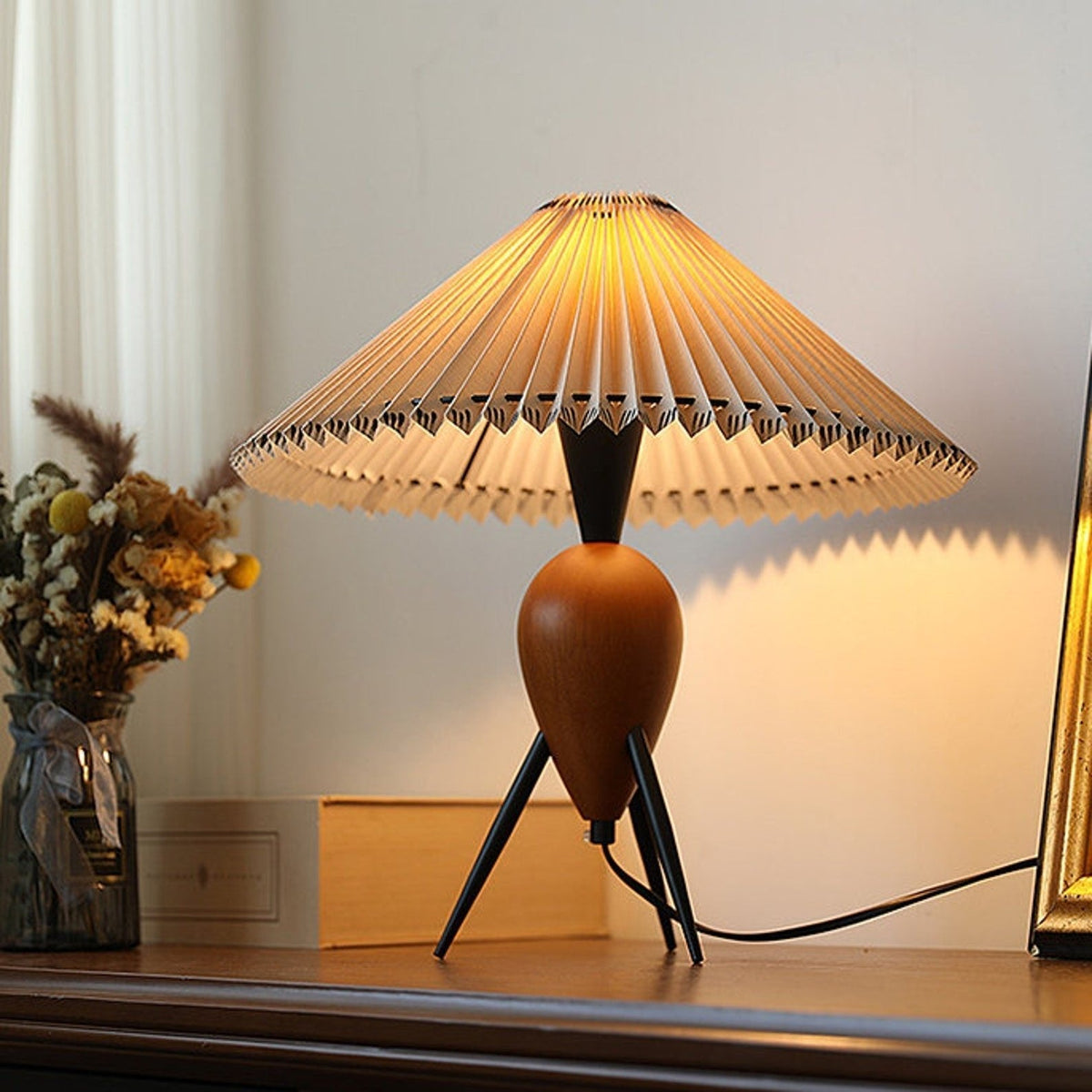 Elyse Tischleuchte aus Holz und Stoff im Retro-Stil