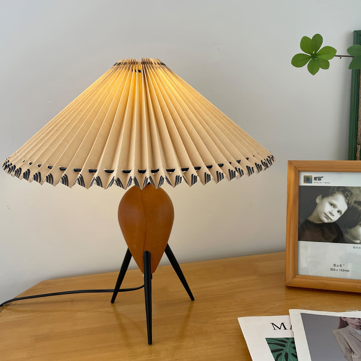 Elyse Tischleuchte aus Holz und Stoff im Retro-Stil