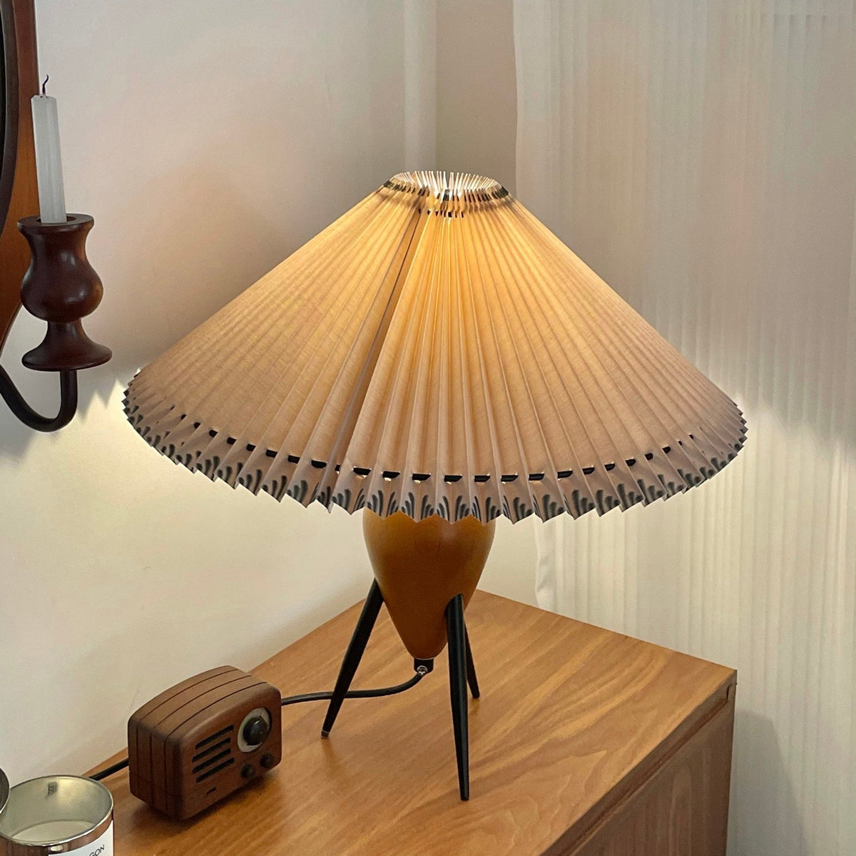 Elyse Tischleuchte aus Holz und Stoff im Retro-Stil