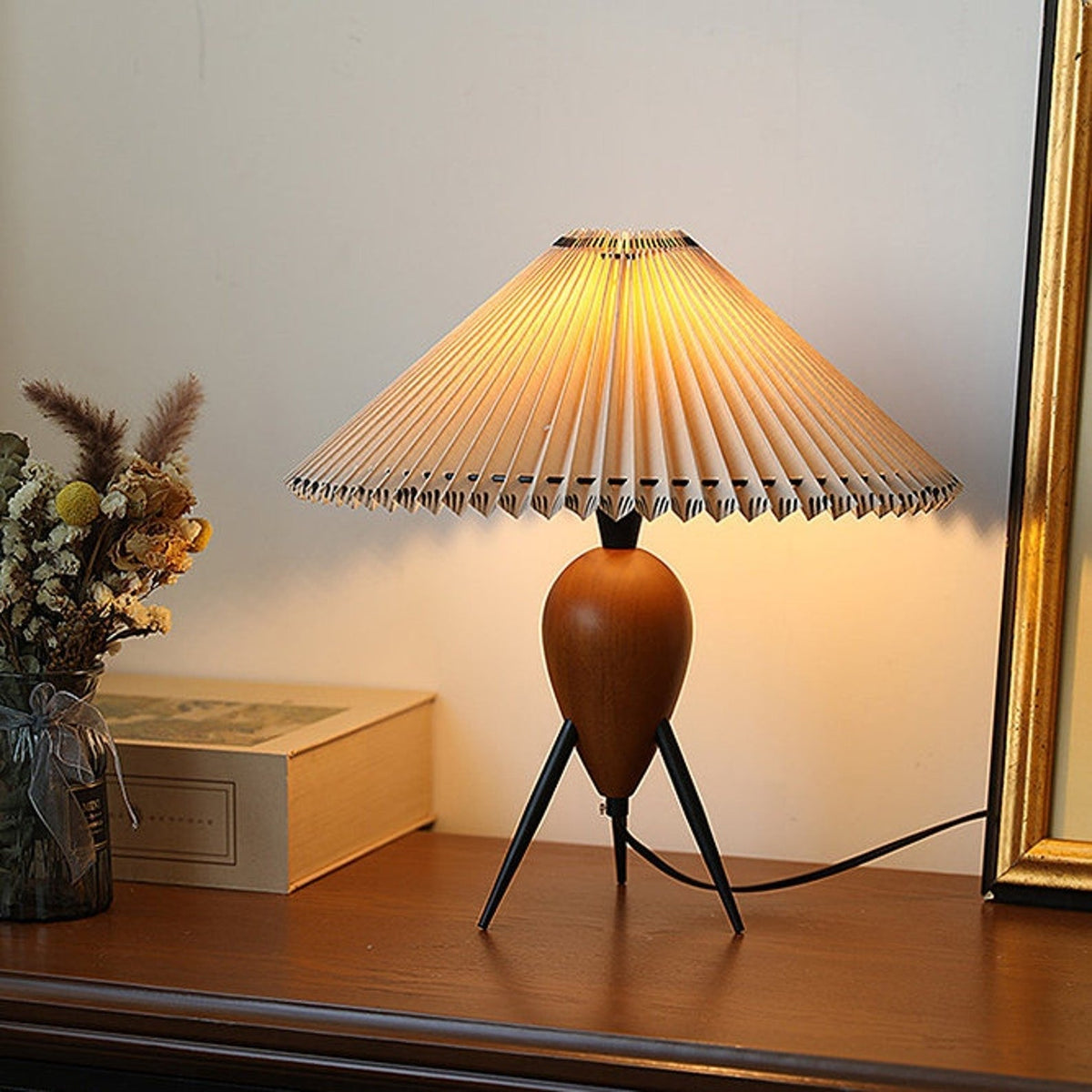 Elyse Tischleuchte aus Holz und Stoff im Retro-Stil