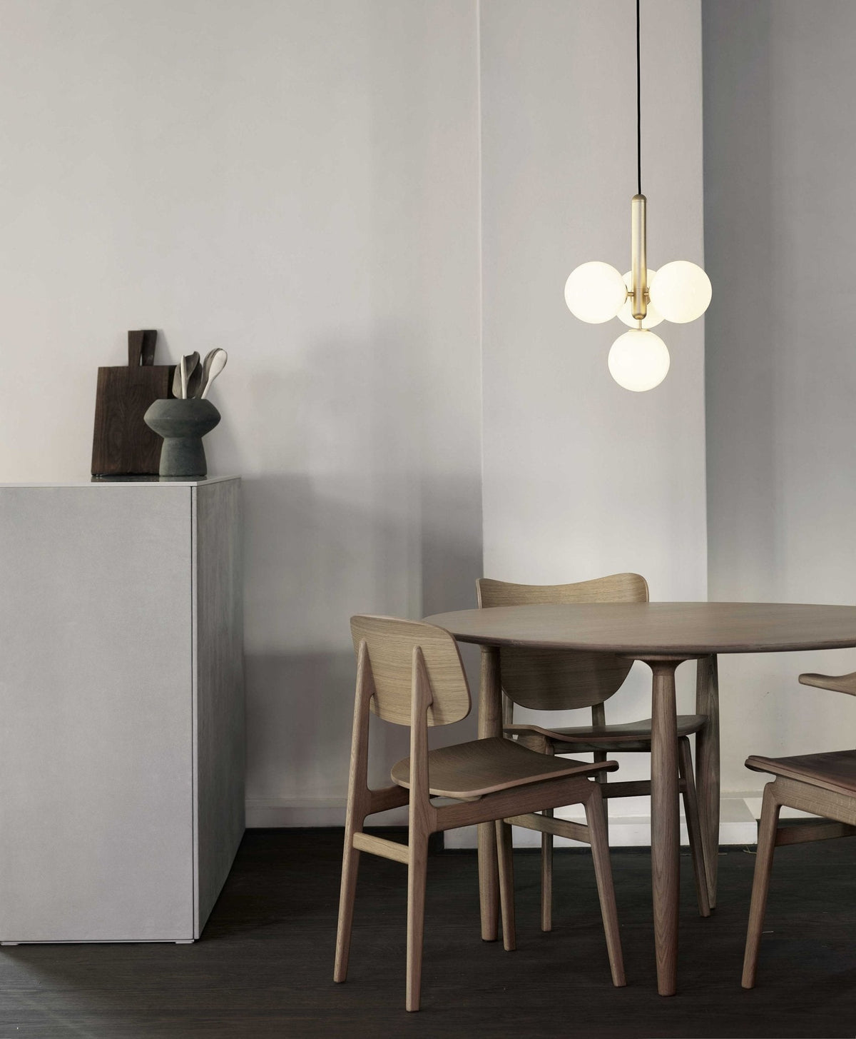 Azorila zeitgenössische minimalistische Messing-Glas-Pendelleuchte
