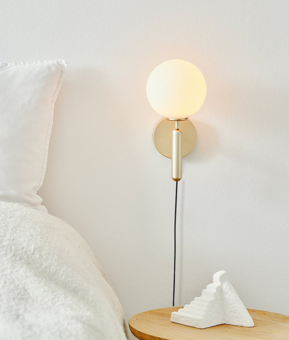 Kynlo Wandleuchte Mit Stecker Transparent Optisches Glas Kugel Nordisch Minimalistisch für Schlafzimmer