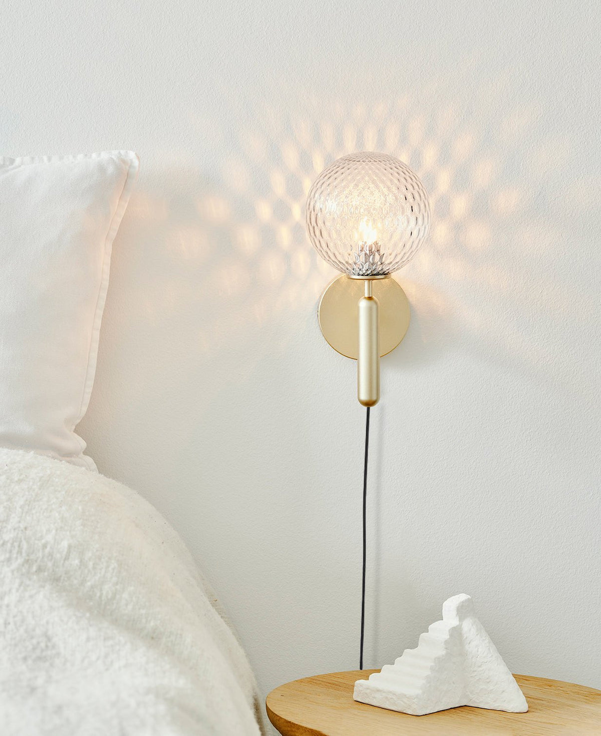 Kynlo Wandleuchte Mit Stecker Transparent Optisches Glas Kugel Nordisch Minimalistisch für Schlafzimmer