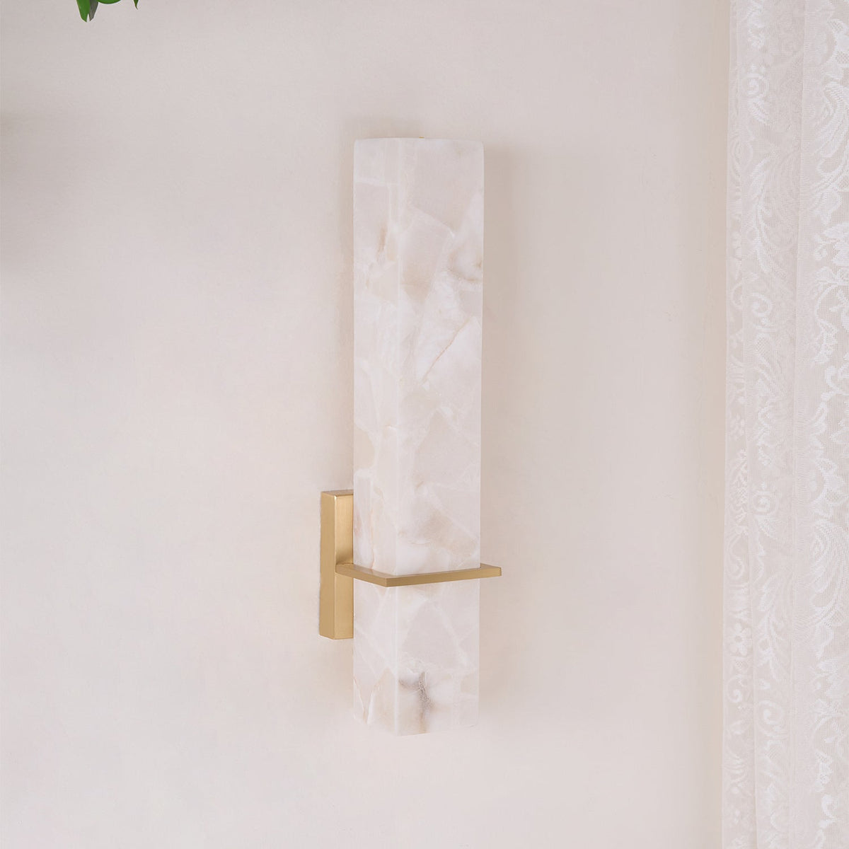 Eiriaya Wandleuchte aus weißem Alabaster und Messing in moderner Quaderform