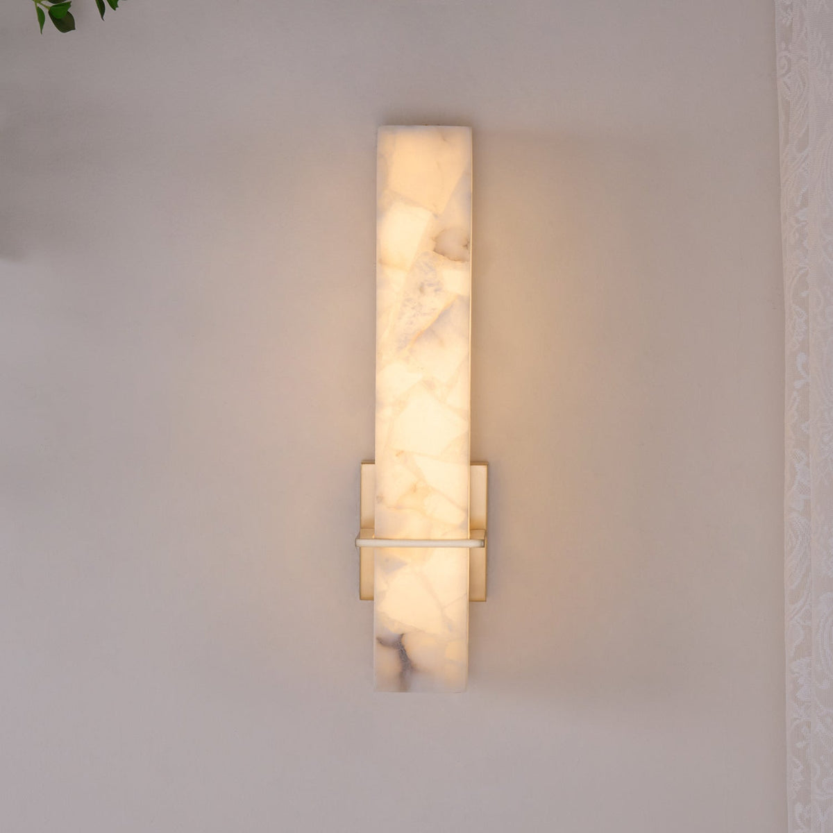 Eiriaya Wandleuchte aus weißem Alabaster und Messing in moderner Quaderform