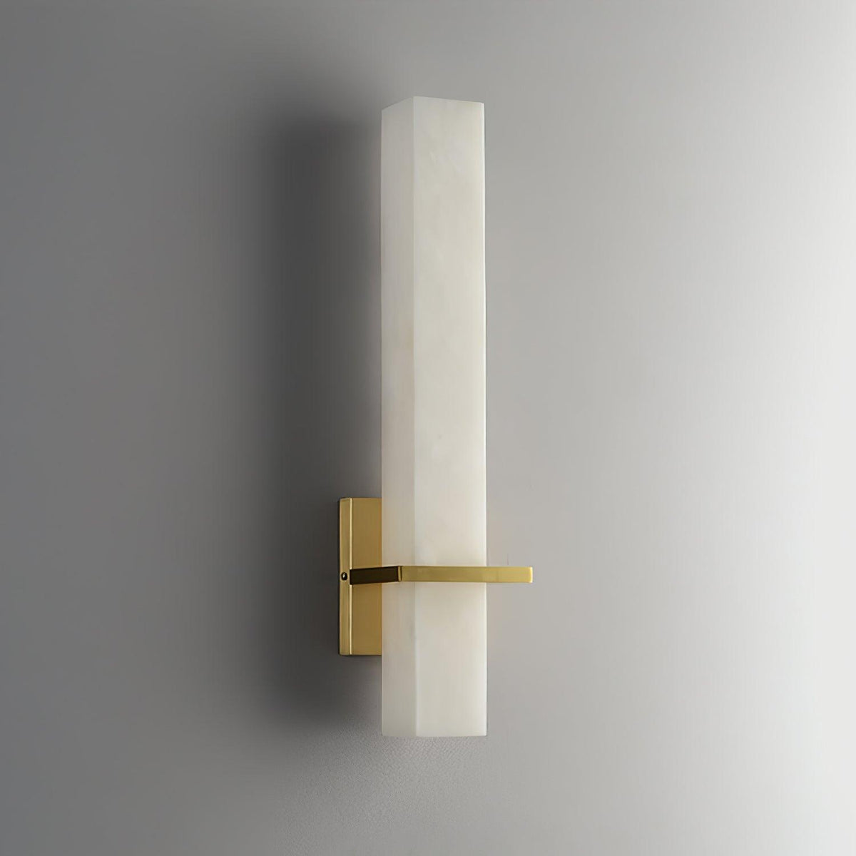 Eiriaya Wandleuchte aus weißem Alabaster und Messing in moderner Quaderform
