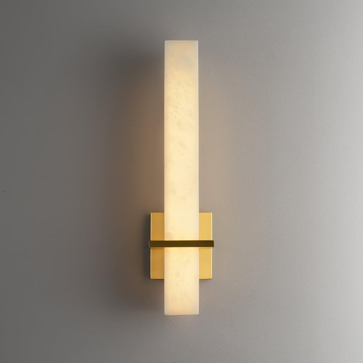 Eiriaya Wandleuchte aus weißem Alabaster und Messing in moderner Quaderform