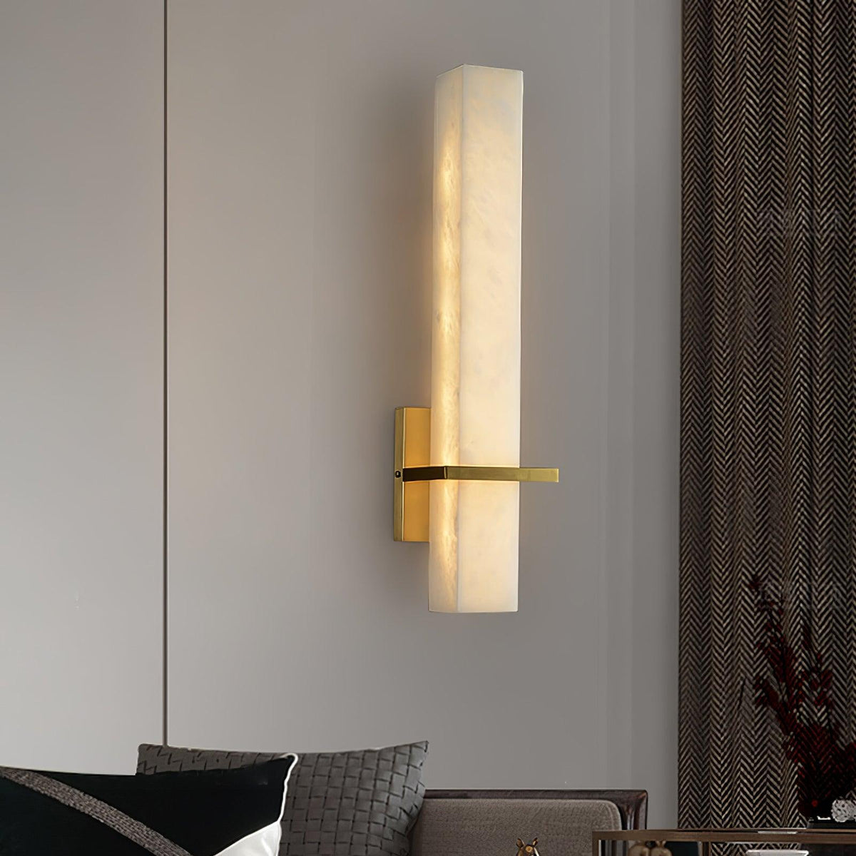 Eiriaya Wandleuchte aus weißem Alabaster und Messing in moderner Quaderform