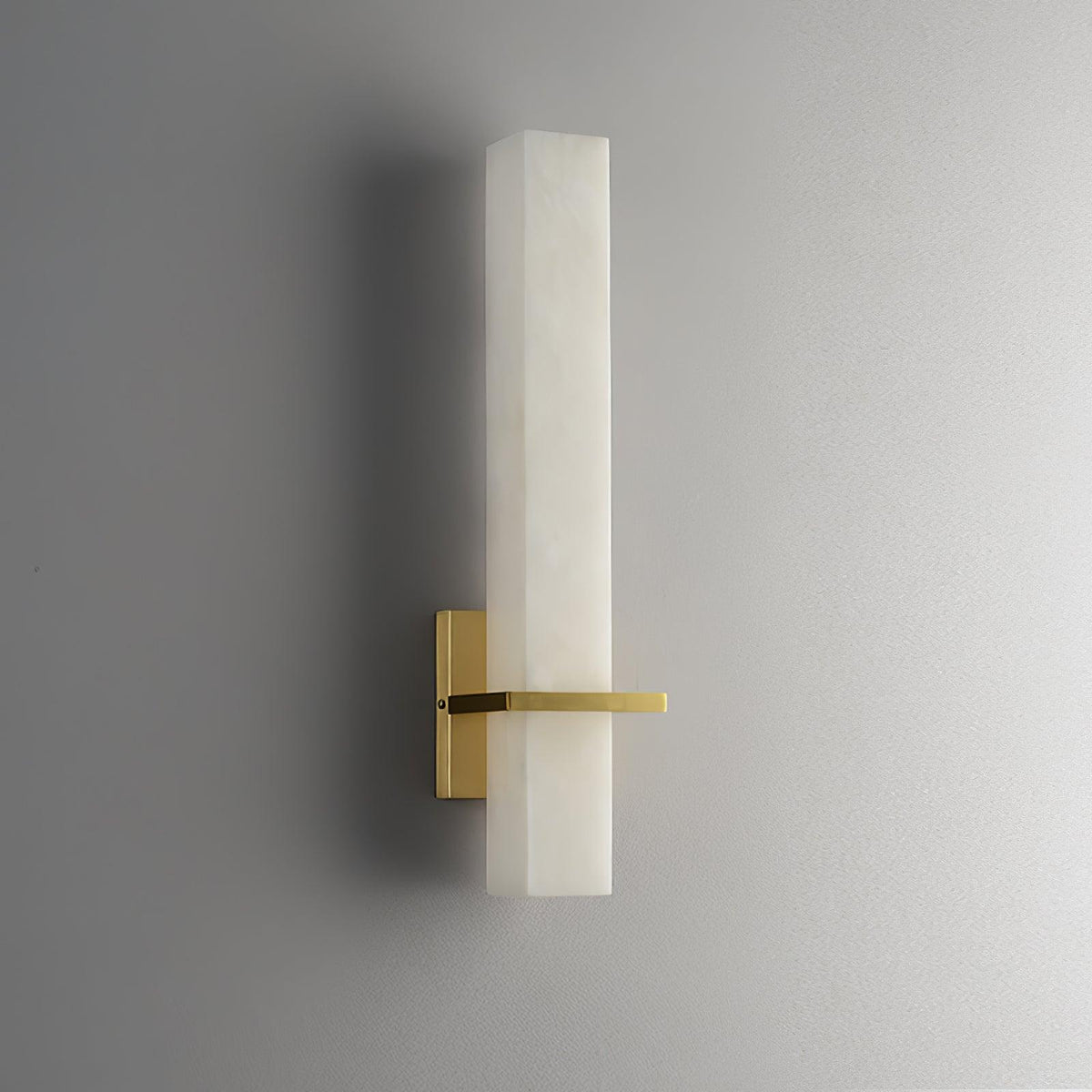 Eiriaya Wandleuchte aus weißem Alabaster und Messing in moderner Quaderform