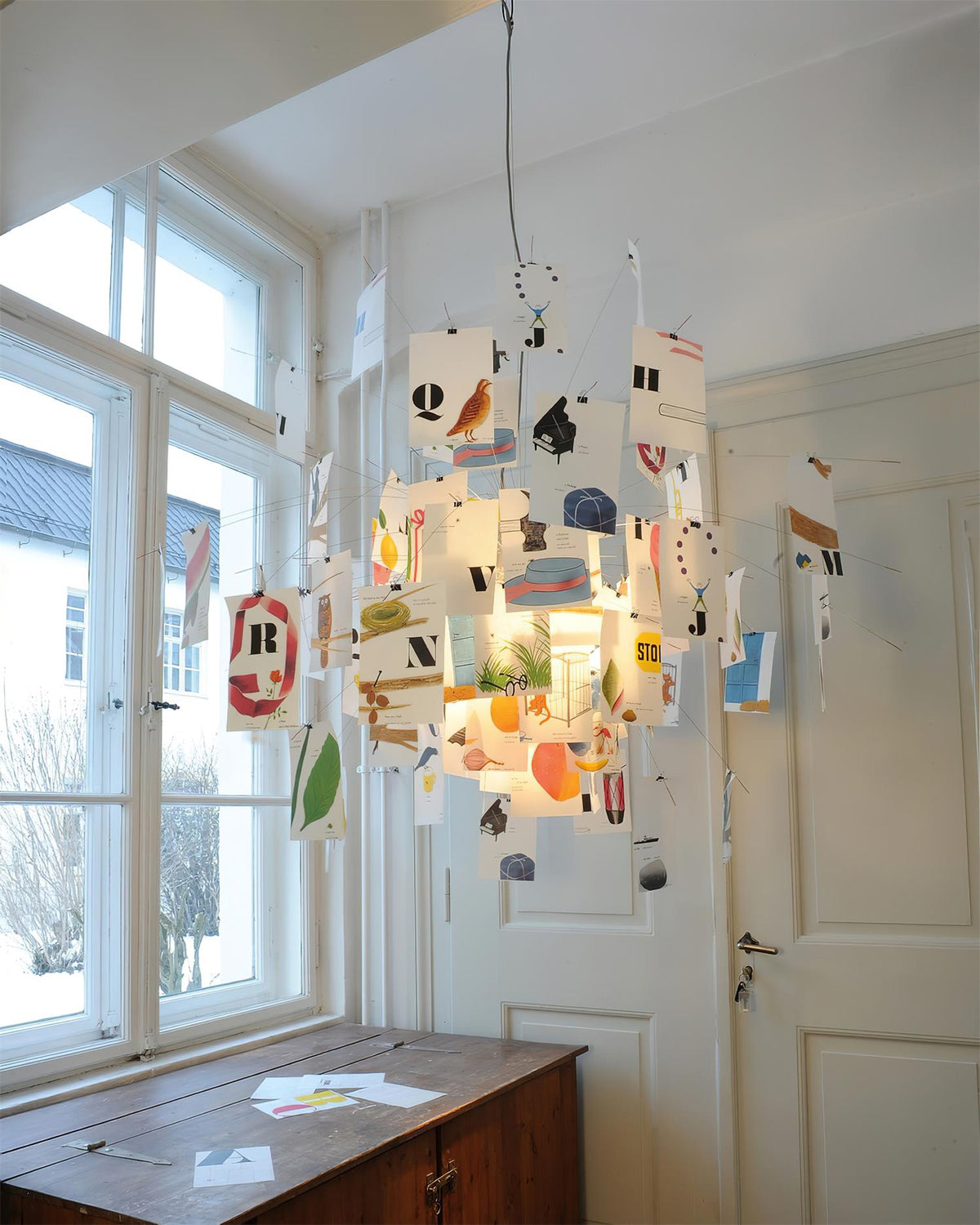 Kronleuchter aus Papier und Metall mit farbigen oder weißen Karten im verspielten modernen Stil