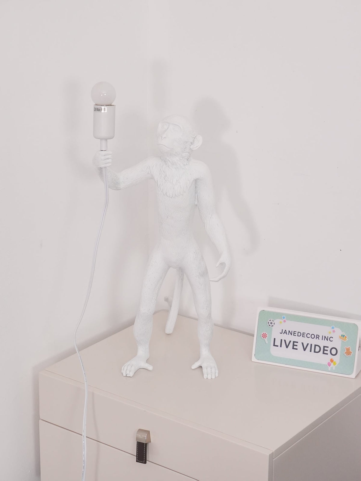 Nirielia Kunstharz-Tischleuchte in whimsischer Form