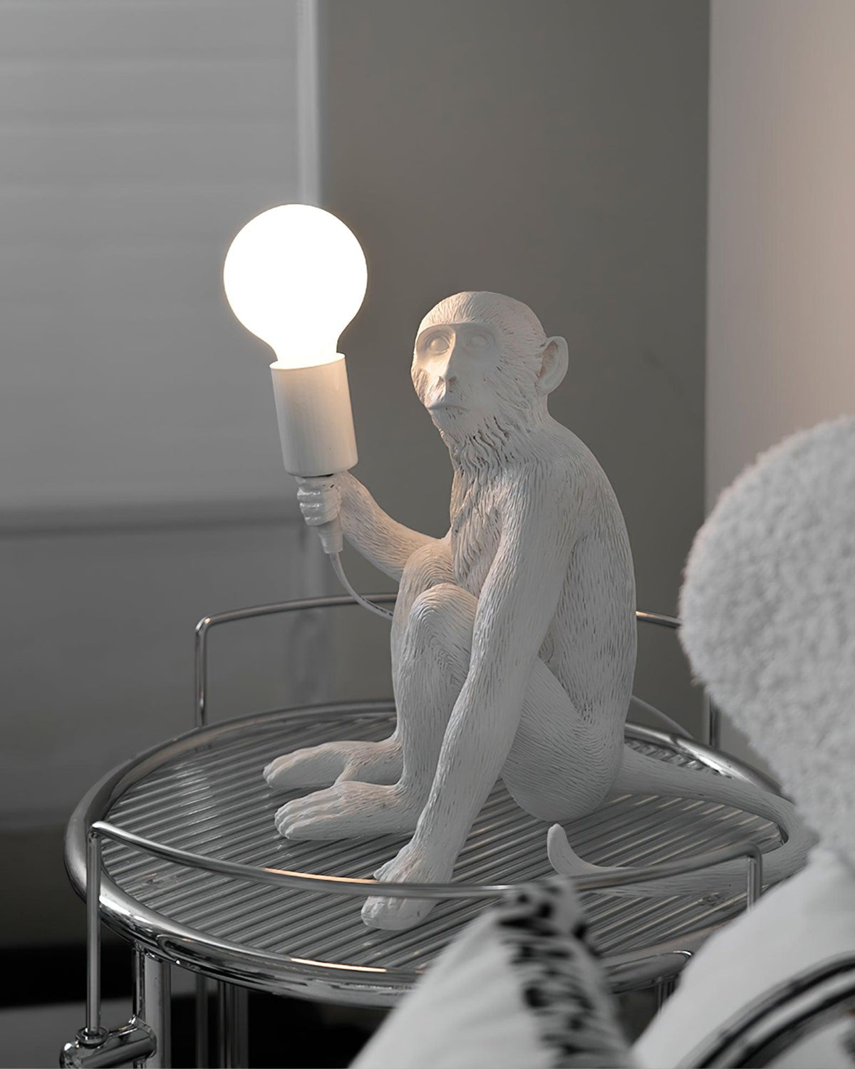 Nirielia Kunstharz-Tischleuchte in whimsischer Form
