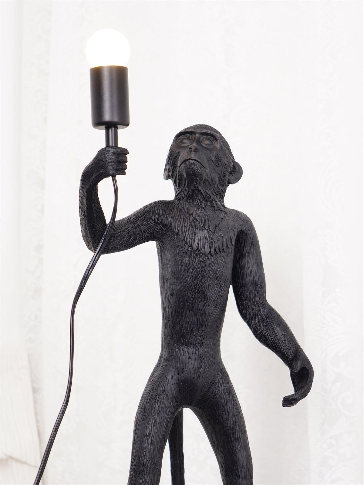Nirielia Kunstharz-Tischleuchte in whimsischer Form