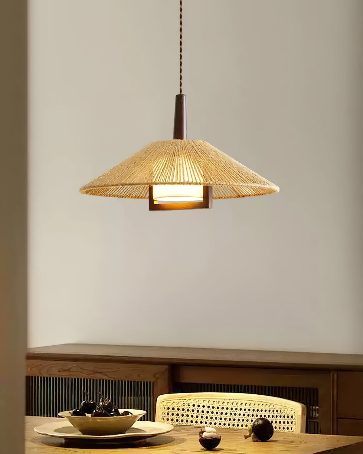 Fidoya Pendelleuchte aus geflochtenem Rattan in Kegelform