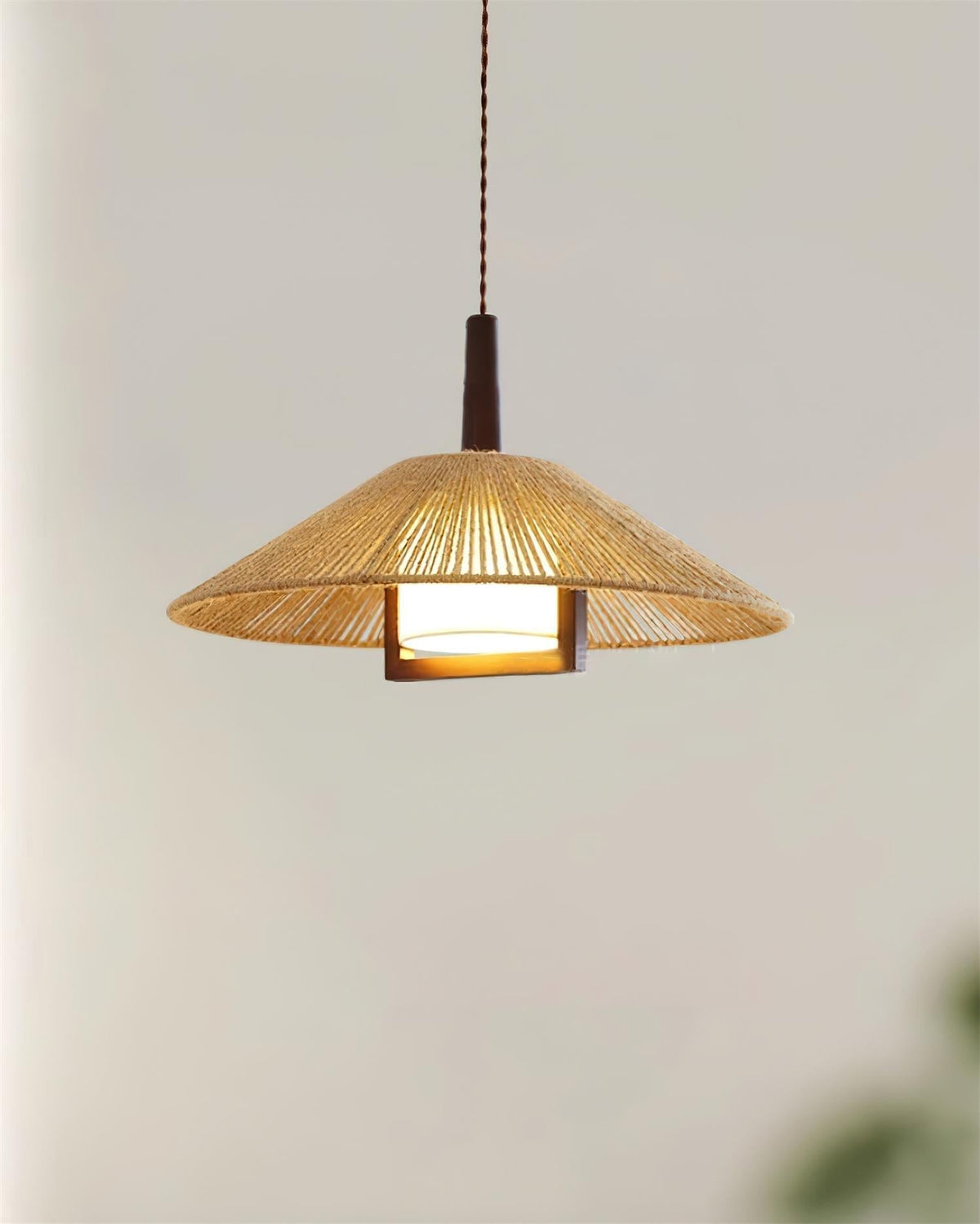 Fidoya Pendelleuchte aus geflochtenem Rattan in Kegelform