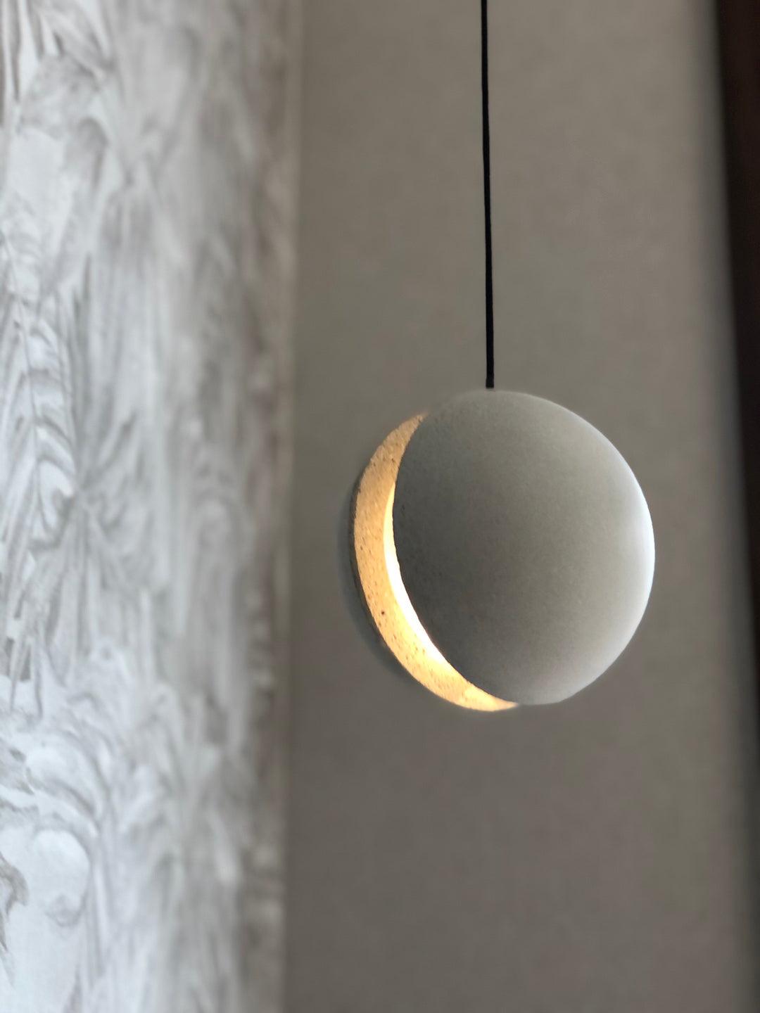 Umi Pendelleuchte aus Beton Kugel Mond Minimalistisch