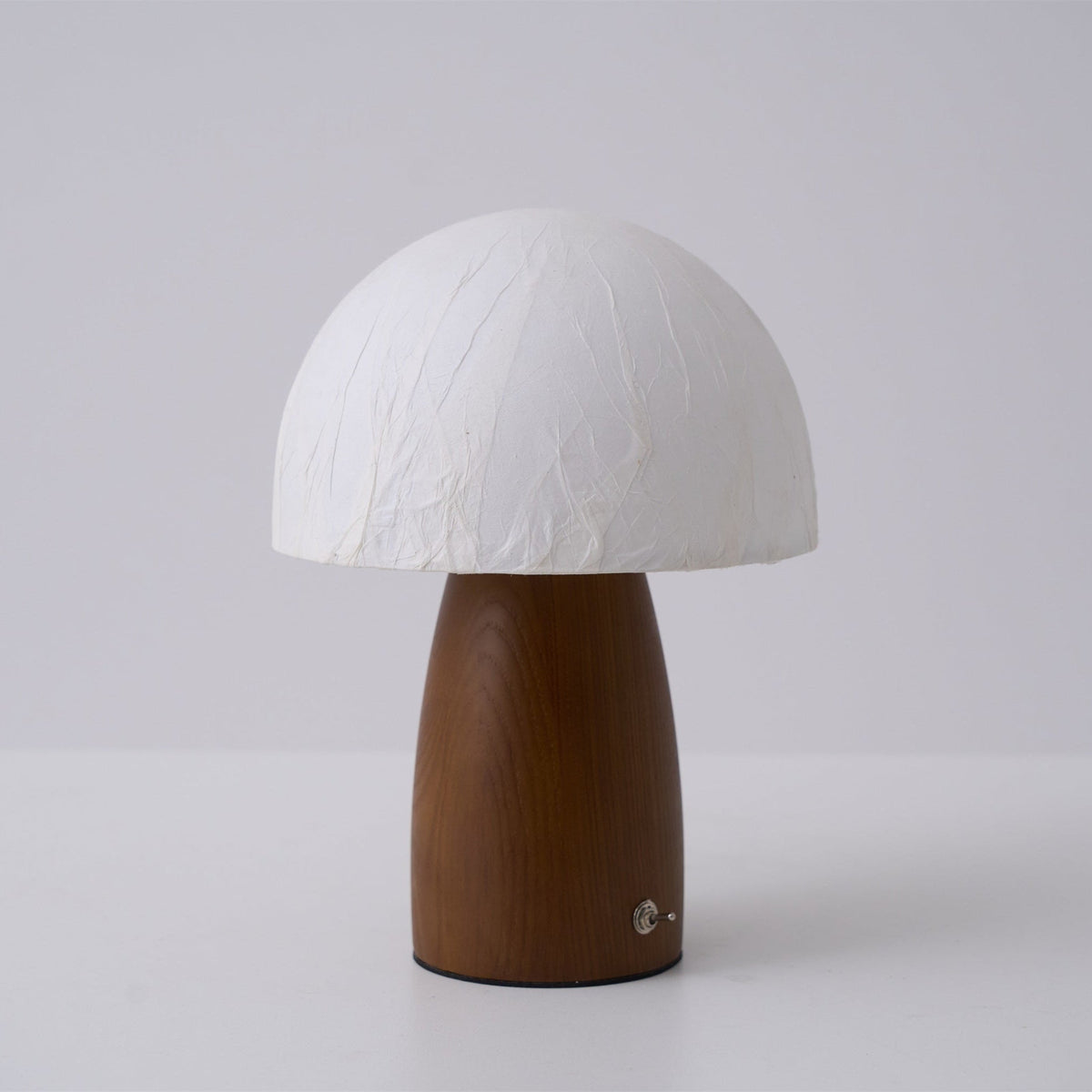 Nimbus Tischleuchte aus Holz und Stoff