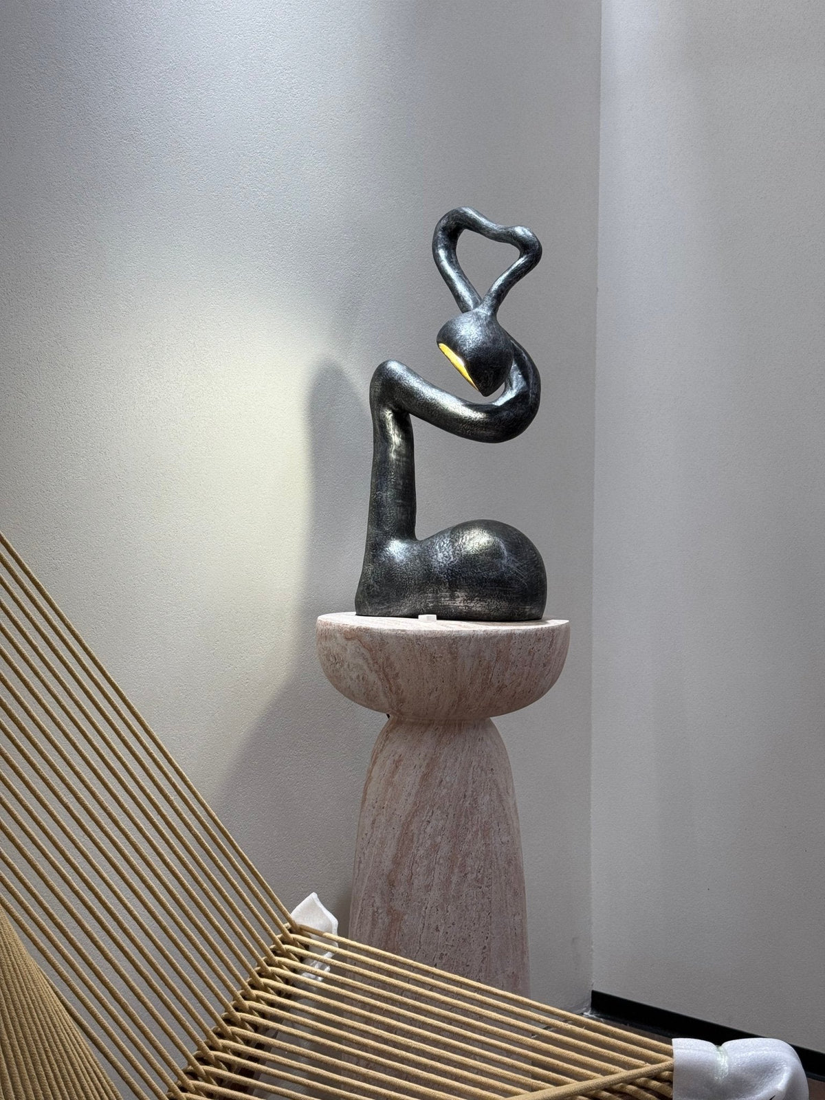 Twist Schwarz Skulpturale Tischleuchte